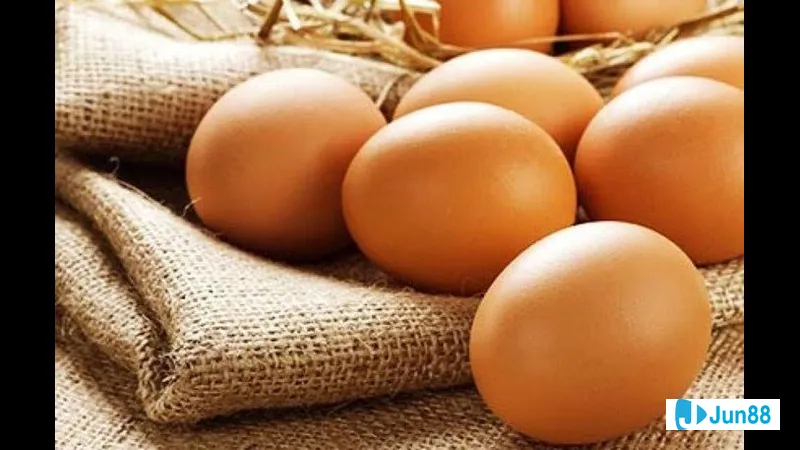 Trứng gà đỏ chín trên mặt đất